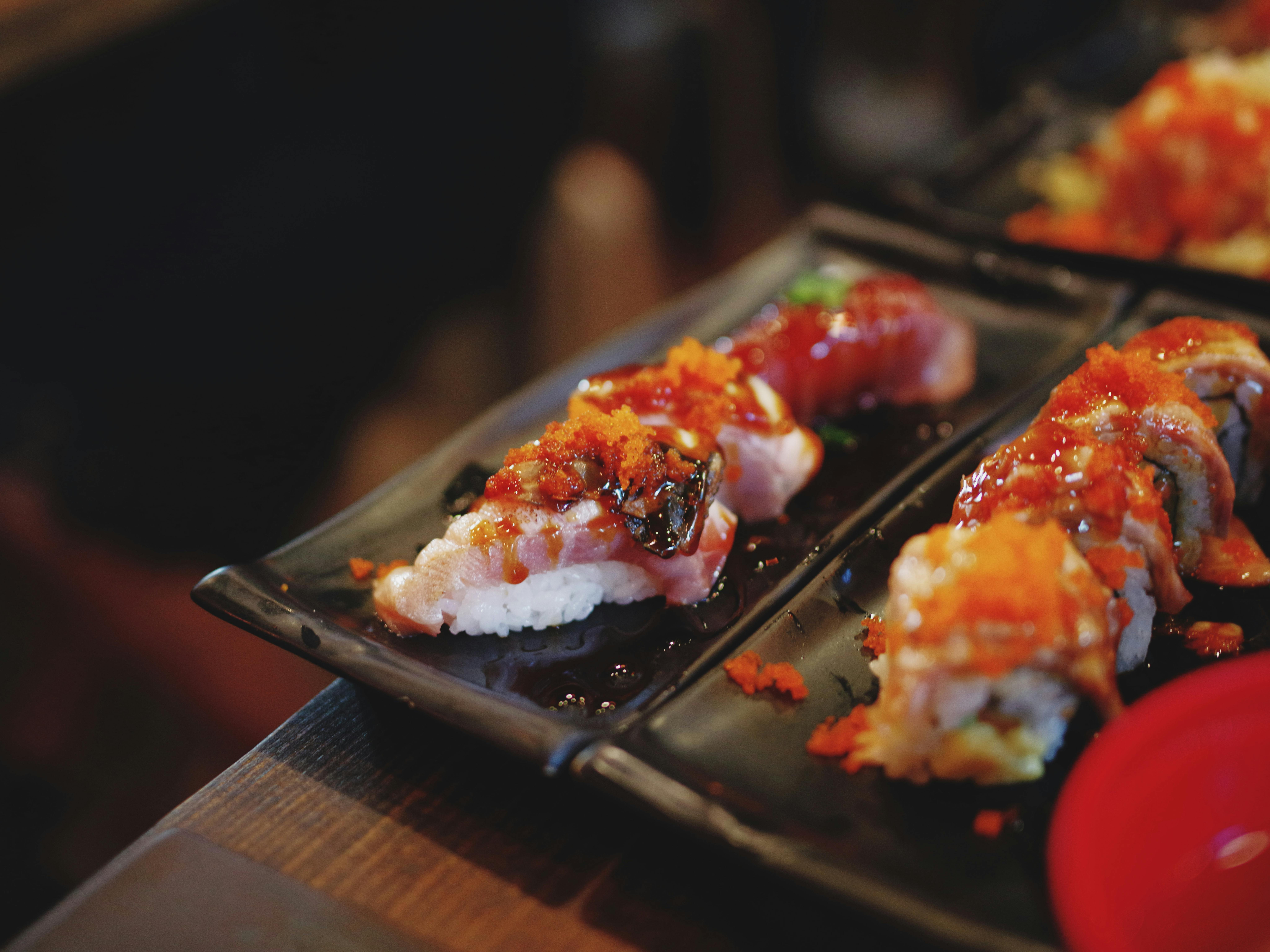 Prato de sushi elegante com peças variadas e decoração refinada